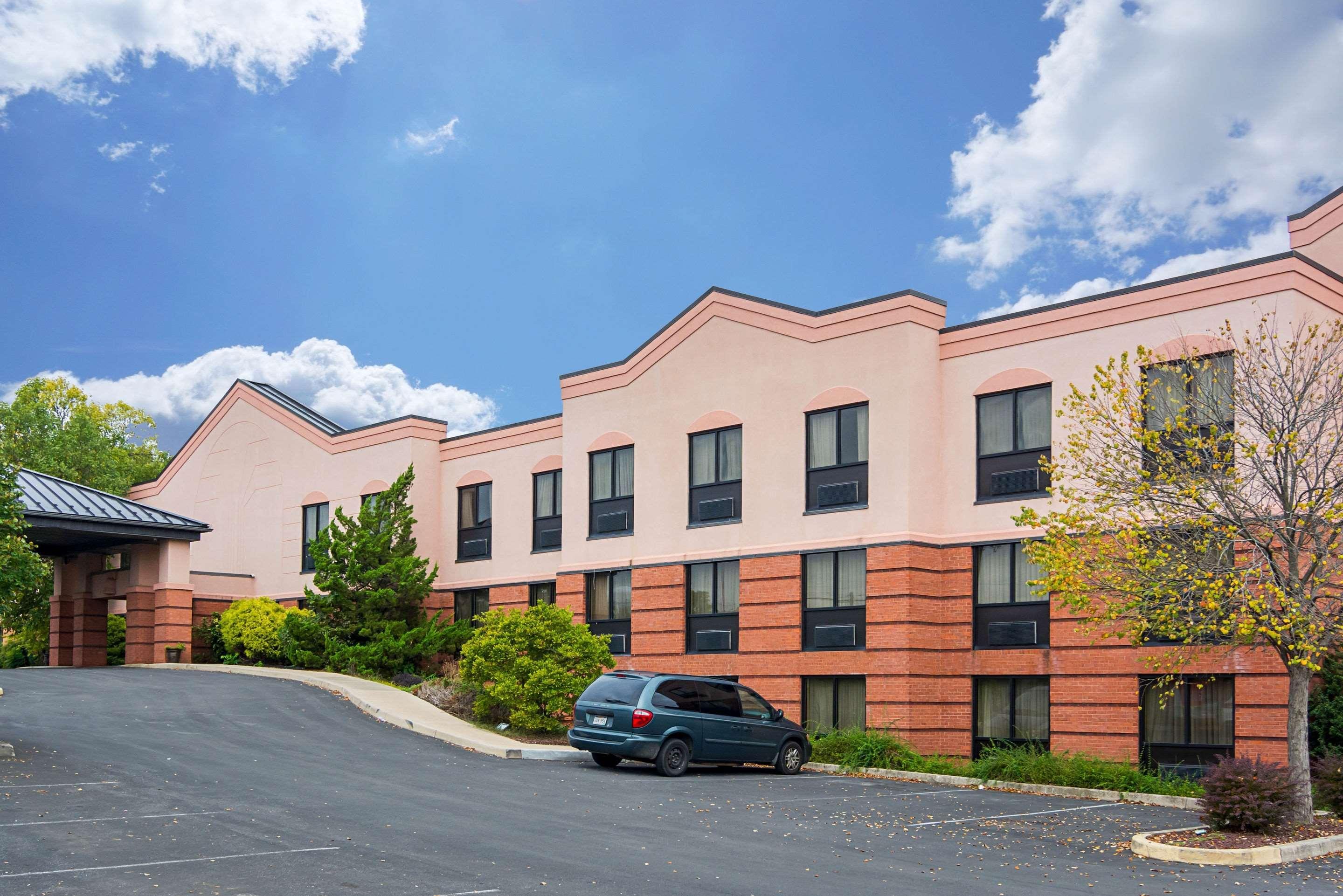 Quality Inn & Suites Kearneysville - Martinsburg Экстерьер фото