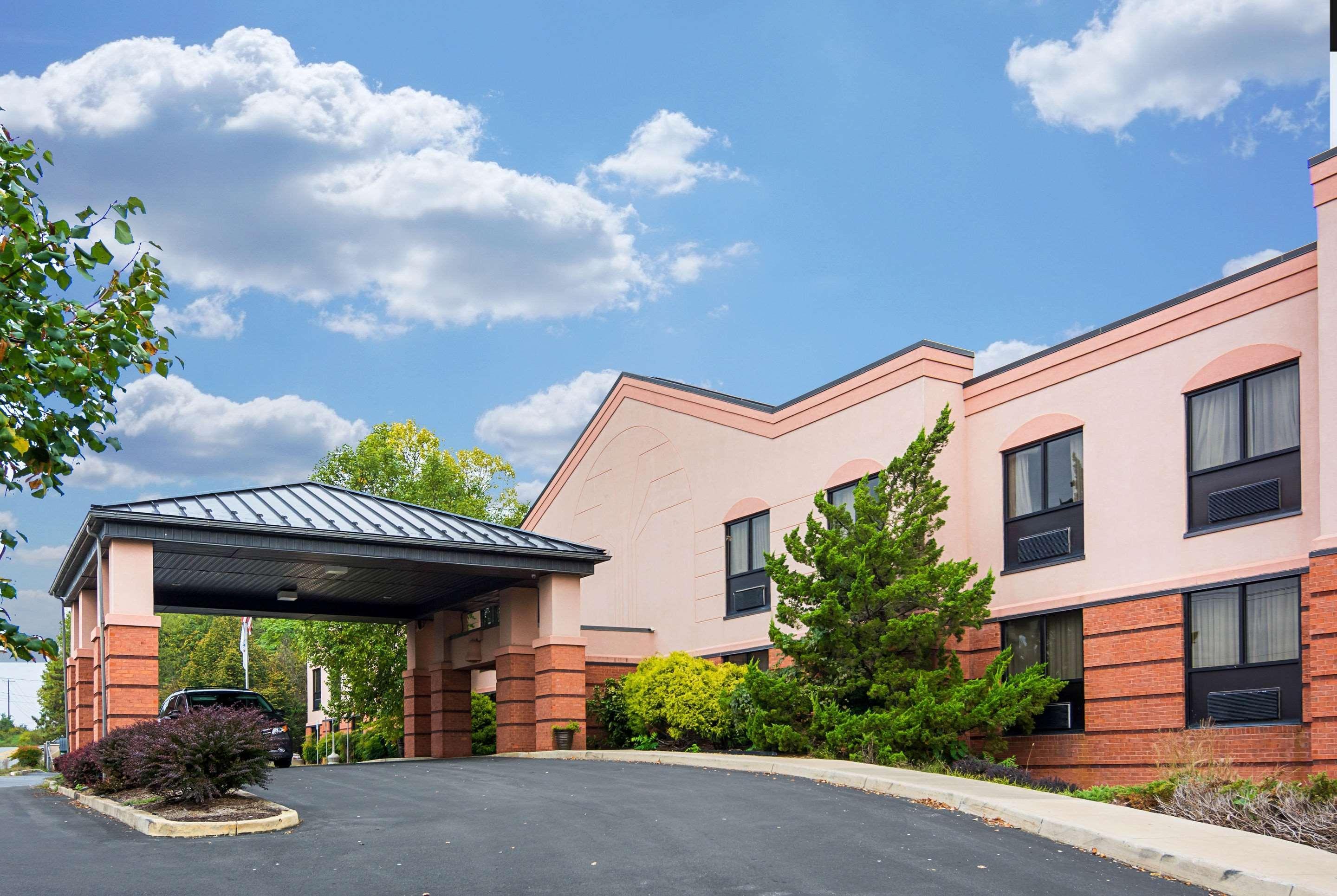 Quality Inn & Suites Kearneysville - Martinsburg Экстерьер фото