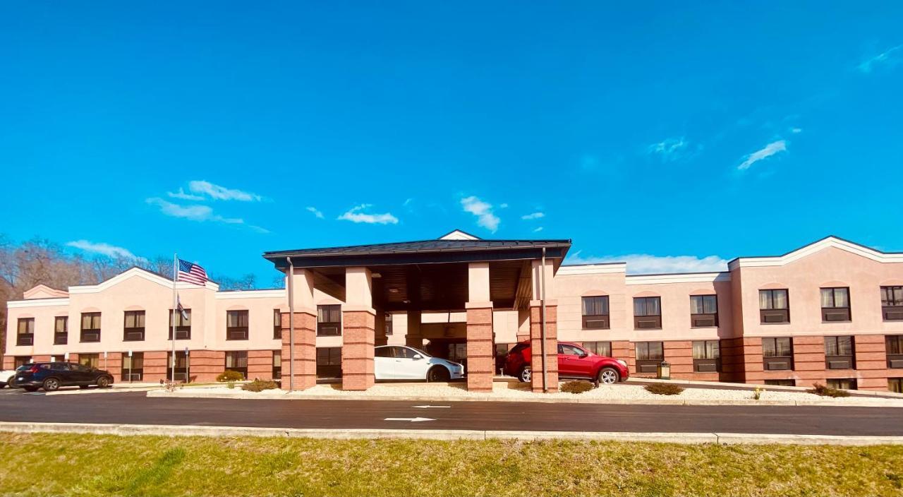 Quality Inn & Suites Kearneysville - Martinsburg Экстерьер фото